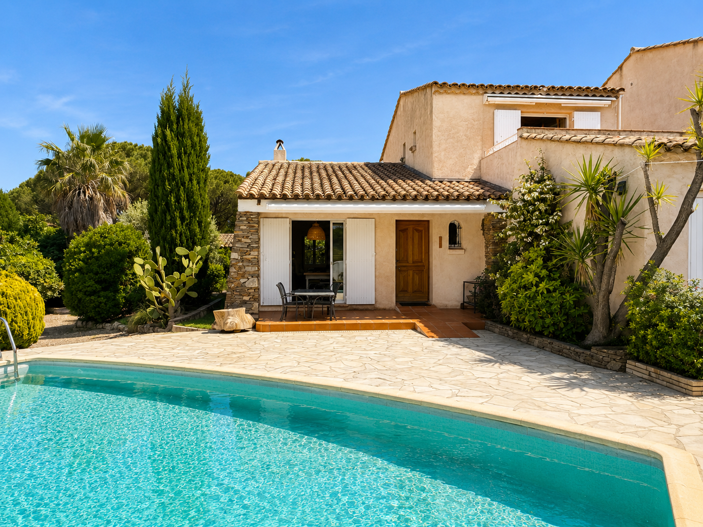 Jolie villa individuelle avec piscine a quelques du centre de Sainte Maxime avec 3 chambres et garage en exclusivité – Image 2