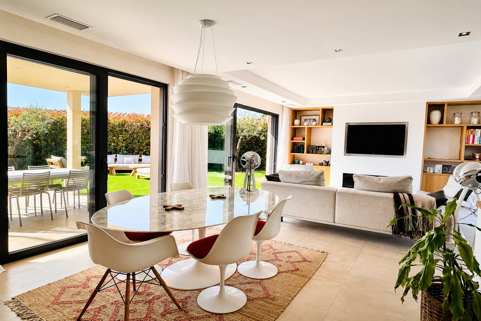 Magnifique villa moderne à la vente à deux pas du centre ville de Sainte Maxime, avec 3 chambres piscine et garage – Image 4