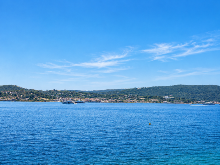 3 pièces avec terrasse et garage à Sainte Maxime face au Port avec vue mer panoramique