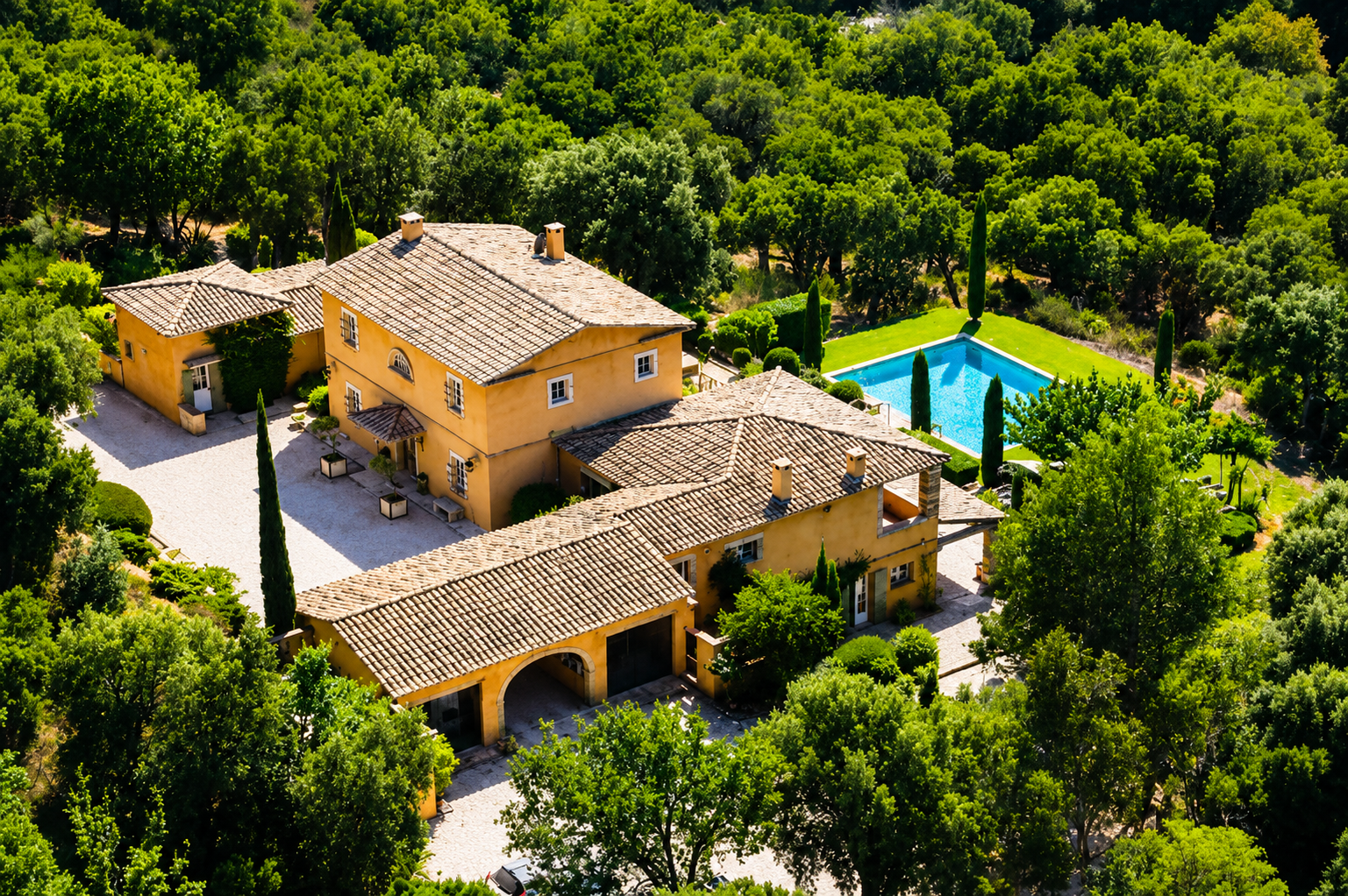 Bastide provençale de charme à vendre au Plan De La Tour avec vue panoramique sur les collines – Image 2
