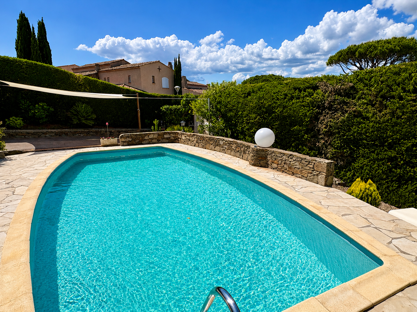 Jolie villa individuelle avec piscine a quelques du centre de Sainte Maxime avec 3 chambres et garage en exclusivité – Image 3
