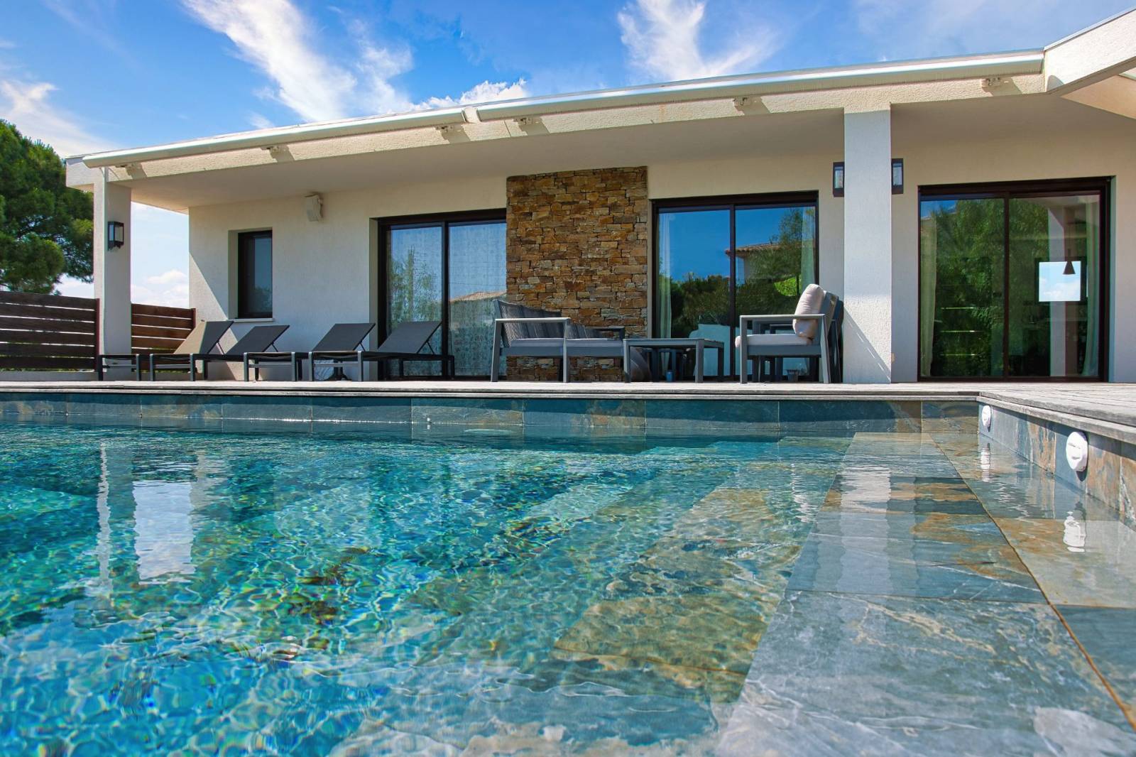 Villa de plain pied à vendre à Sainte Maxime proche du centre dans une architecture contemporaine – Image 2