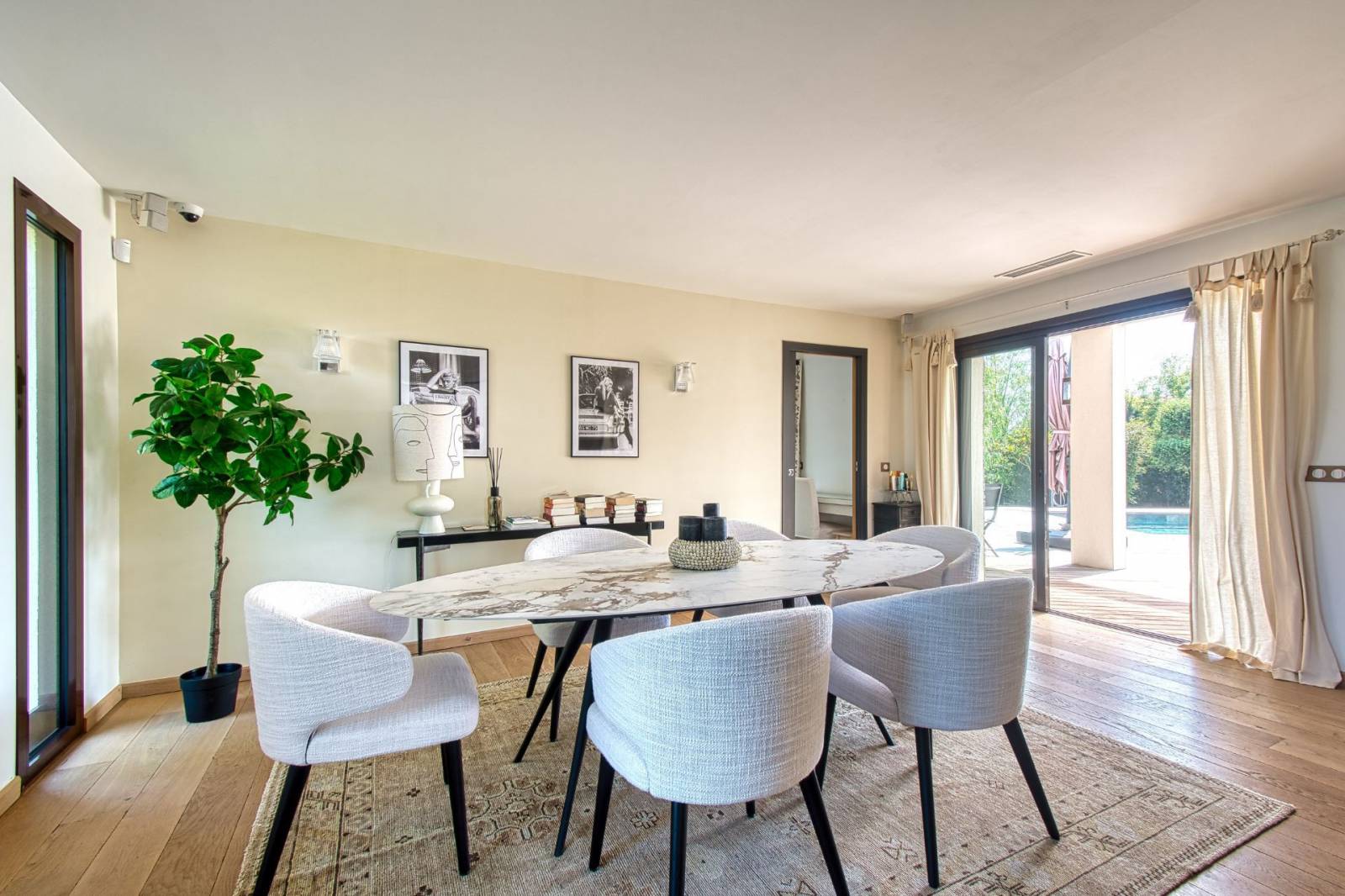 Villa de plain pied à vendre à Sainte Maxime proche du centre dans une architecture contemporaine – Image 6