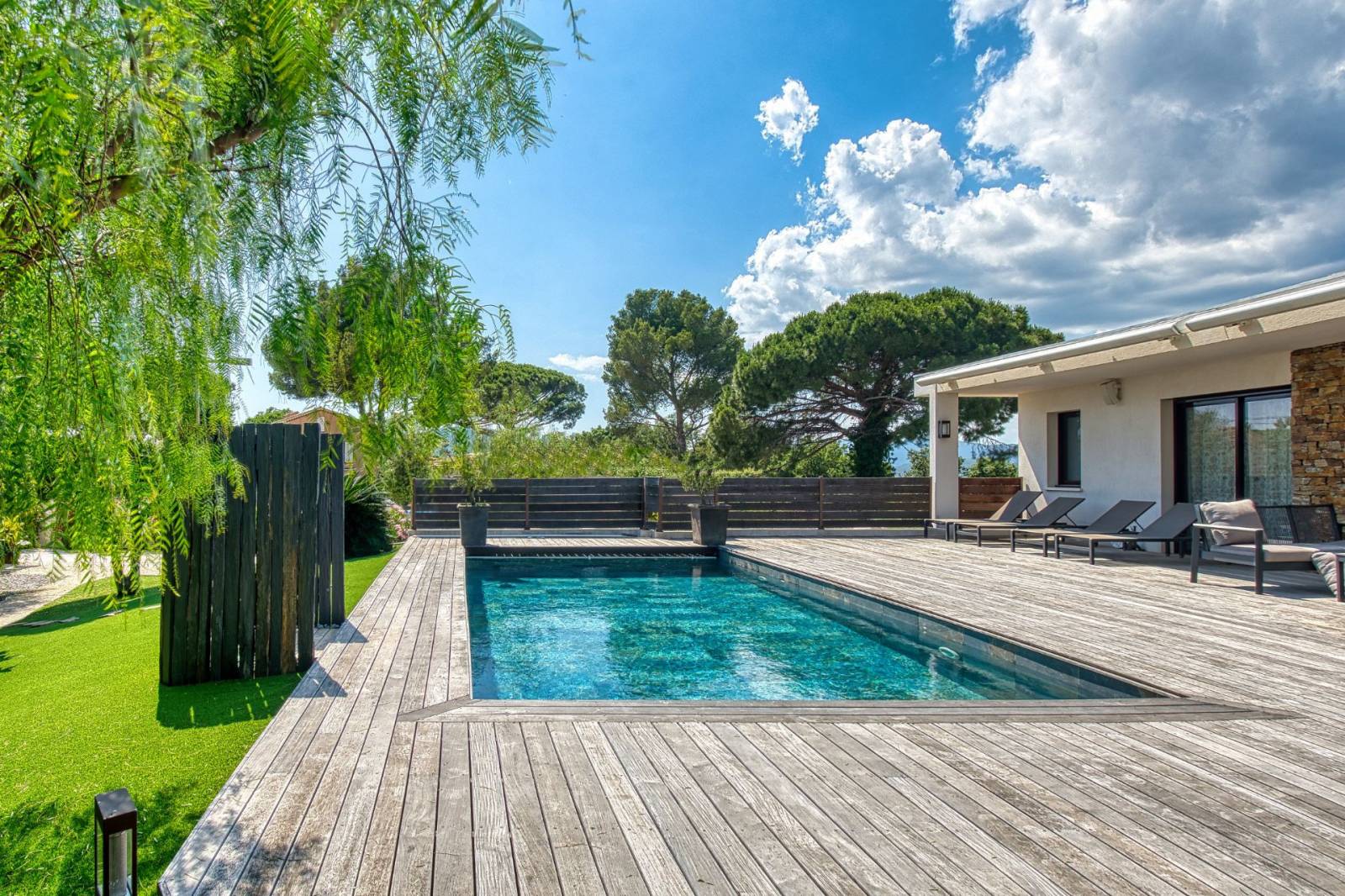 Villa de plain pied à vendre à Sainte Maxime proche du centre dans une architecture contemporaine – Image 3