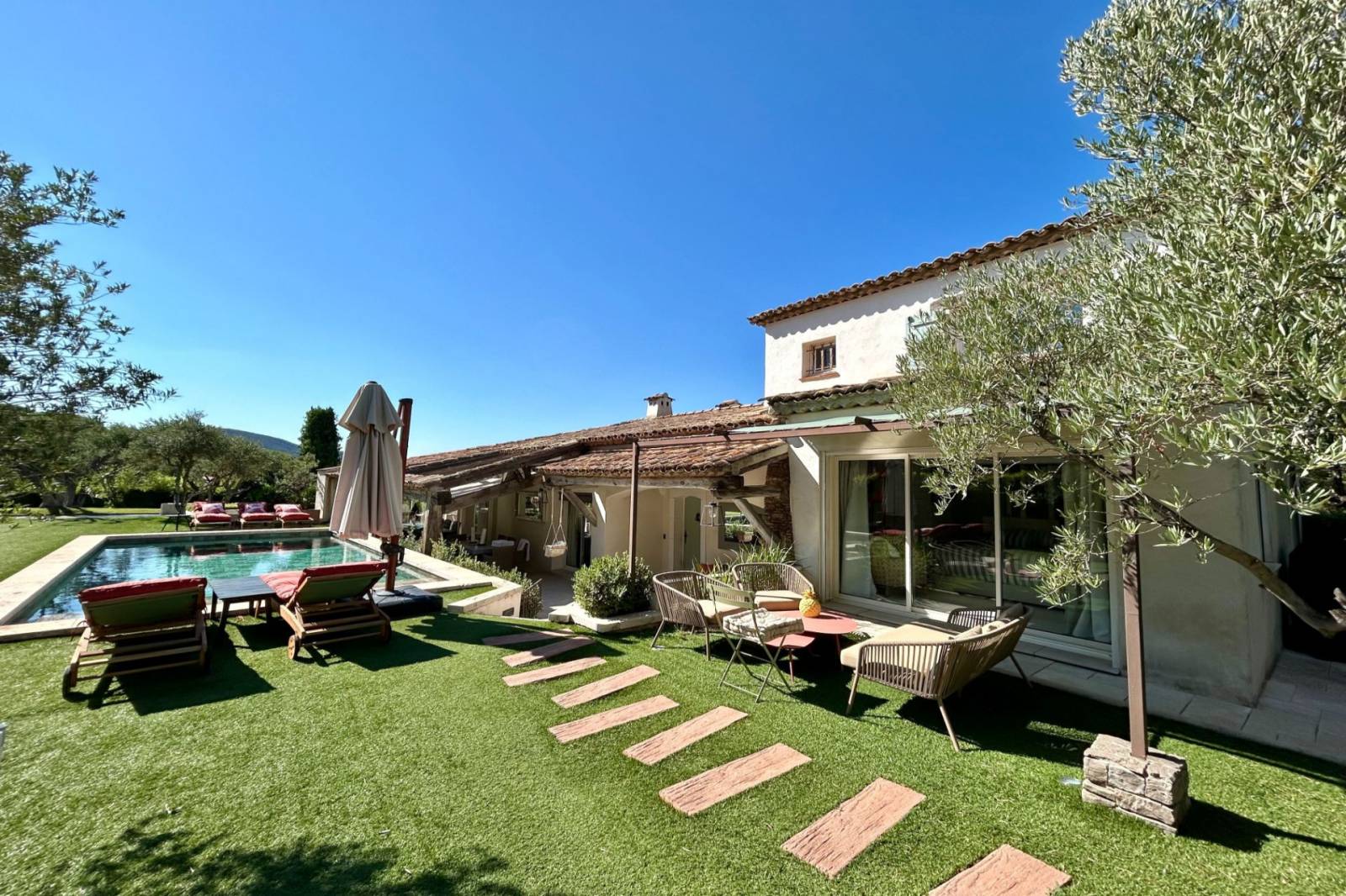 Villa familiale de 8 pièces à la vente à Sainte Maxime au Sémaphore, avec vue dégagée – Image 3