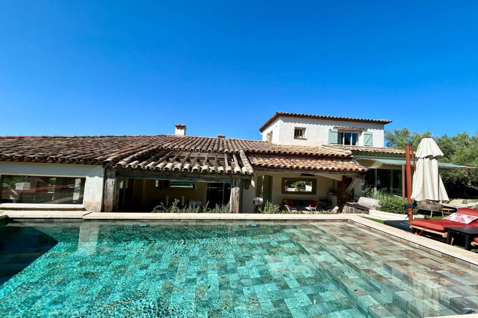 Villa familiale de 8 pièces à la vente à Sainte Maxime au Sémaphore, avec vue dégagée – Image 2