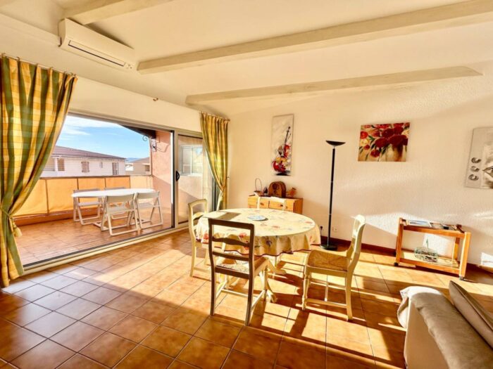 Appartement 3 pièces avec terrasse à la vente à Sainte Maxime au centre ville en dernier étage