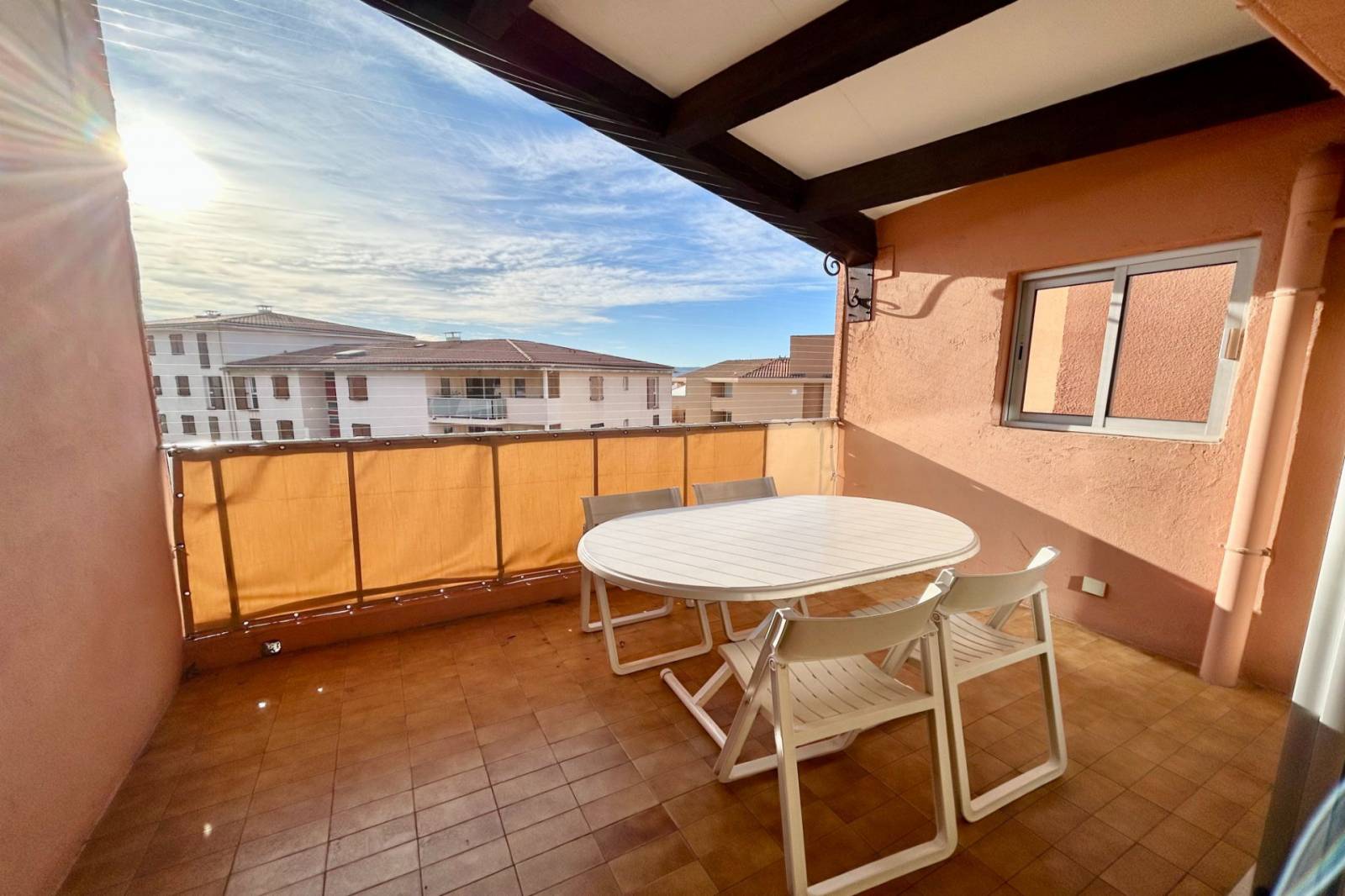 Appartement 3 pièces avec terrasse à la vente à Sainte Maxime au centre ville en dernier étage – Image 3