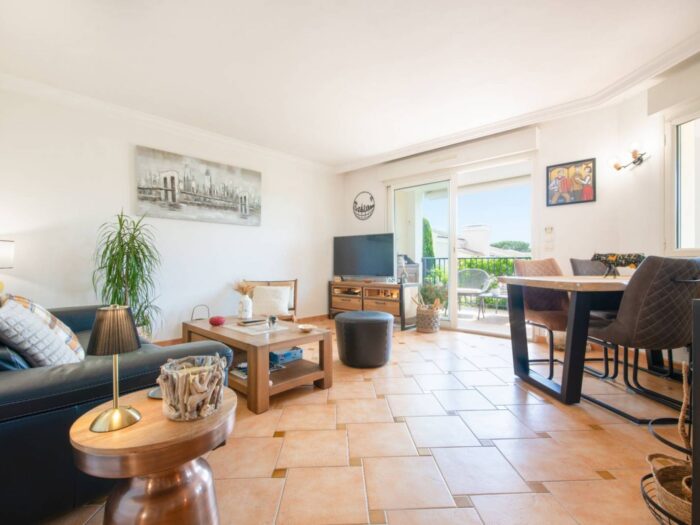 Appartement 4 pièces à la vente avec vaste terrasse à Sainte Maxime dans résidence avec pisicine