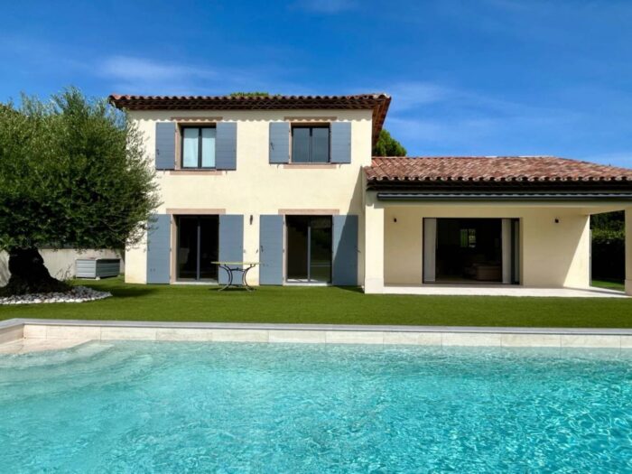 Villa moderne à vendre au Plan de la Tour avec piscine et trois chambres à proximité du centre