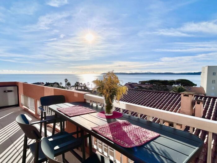 Belle vue mer pour ce deux pièces à la vente à Sainte Maxime, en plein centre villle au dernier étage d'une petite résidence