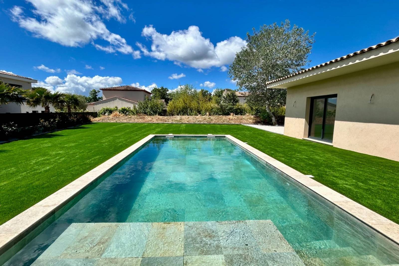 villa de plain pied avec 4 chambres et piscine à vendre à Grimaud proche du village neuve – Image 3