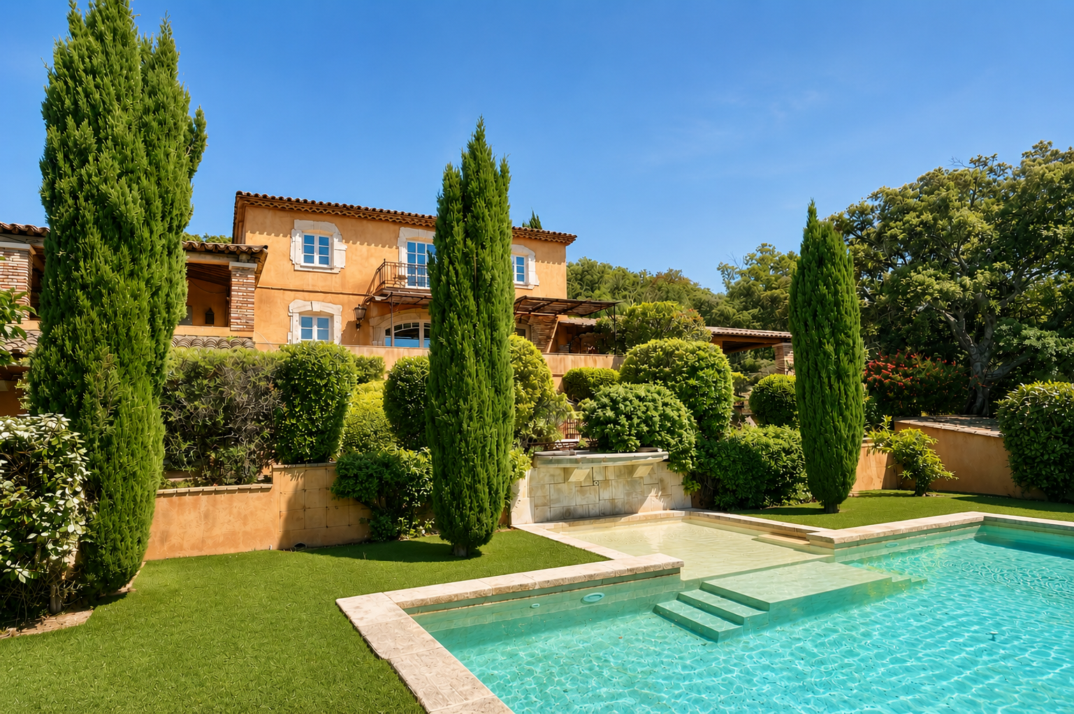Bastide provençale de charme à vendre au Plan De La Tour avec vue panoramique sur les collines – Image 4