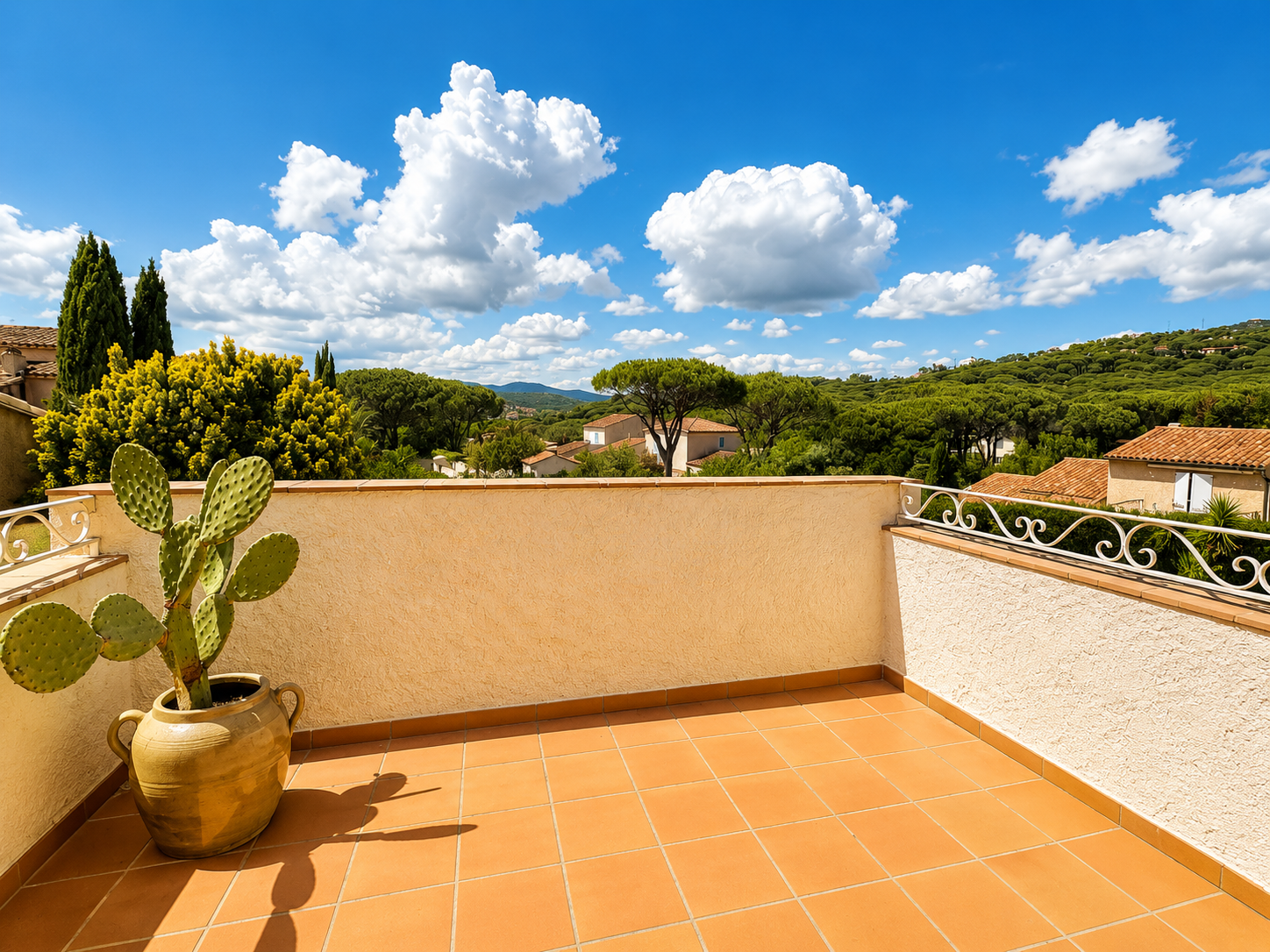 Jolie villa individuelle avec piscine a quelques du centre de Sainte Maxime avec 3 chambres et garage en exclusivité – Image 4