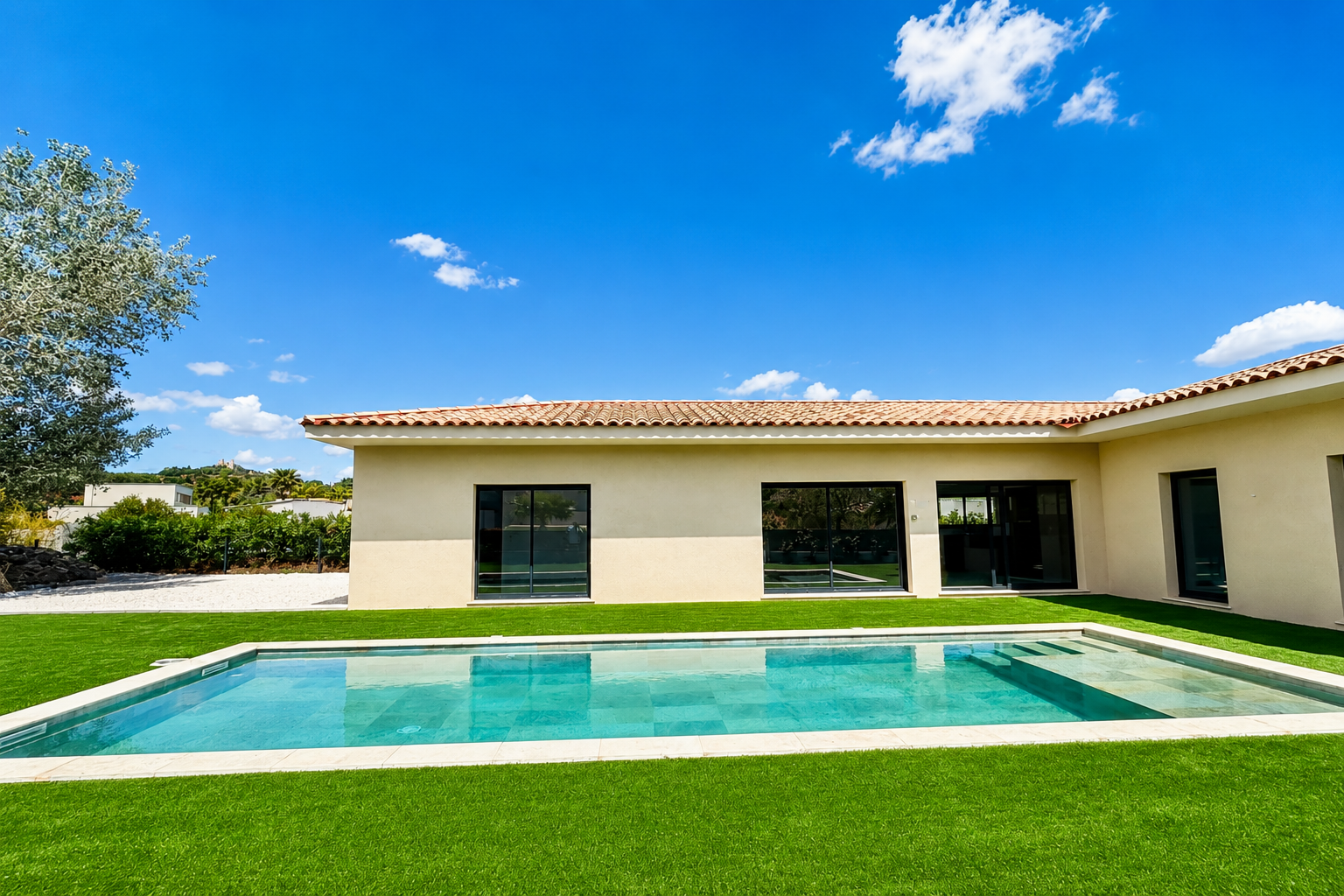 villa de plain pied avec 4 chambres et piscine à vendre à Grimaud proche du village neuve – Image 2