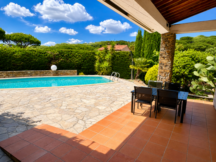 Jolie villa individuelle avec piscine a quelques du centre de Sainte Maxime avec 3 chambres et garage en exclusivité
