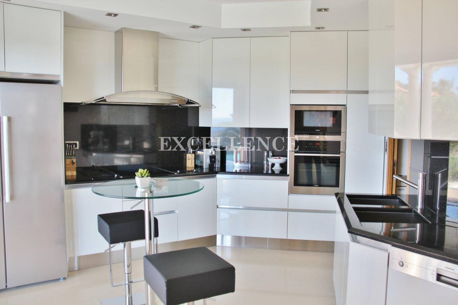 Propriété de luxe à vendre avec 4 chambres à Sainte Maxime au domaine du golf, vue panoramique mer et collines – Image 6