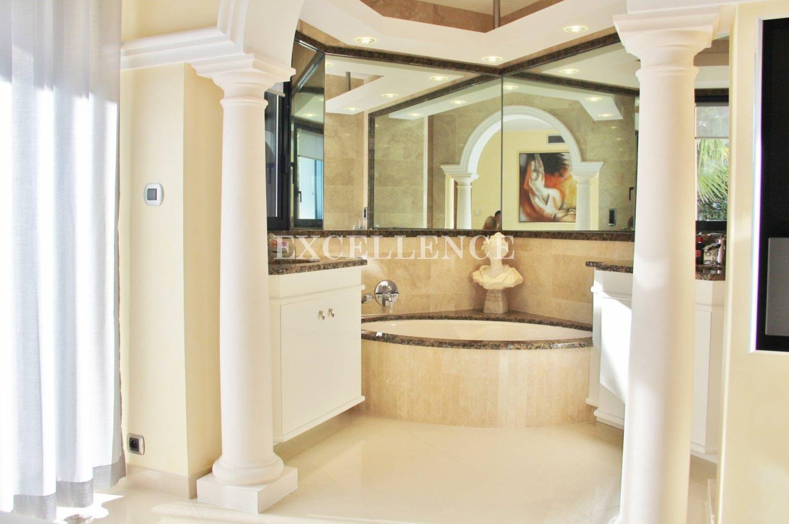 Propriété de luxe à vendre avec 4 chambres à Sainte Maxime au domaine du golf, vue panoramique mer et collines – Image 7