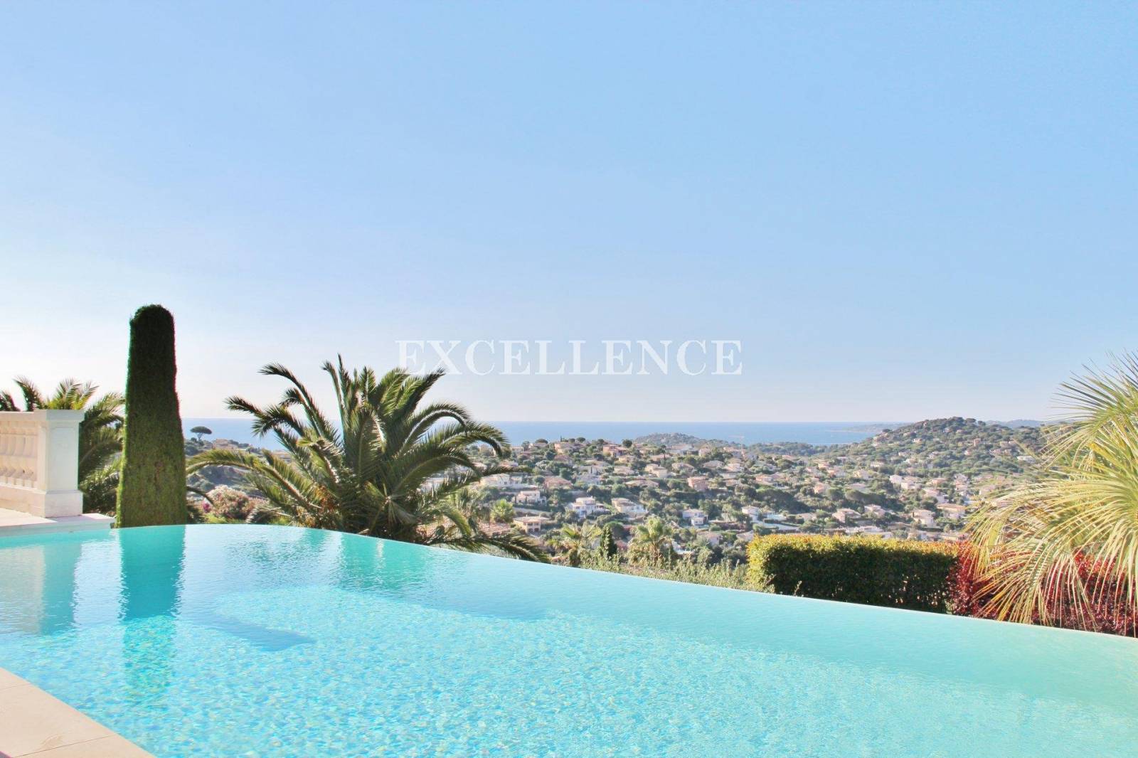 Propriété de luxe à vendre avec 4 chambres à Sainte Maxime au domaine du golf, vue panoramique mer et collines – Image 2