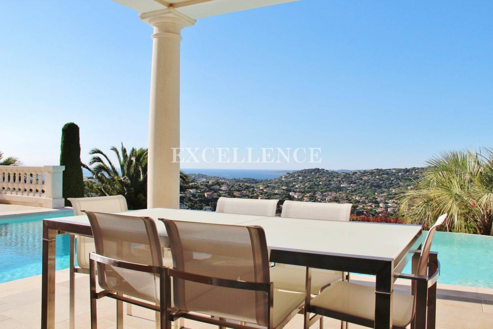 Propriété de luxe à vendre avec 4 chambres à Sainte Maxime au domaine du golf, vue panoramique mer et collines – Image 3