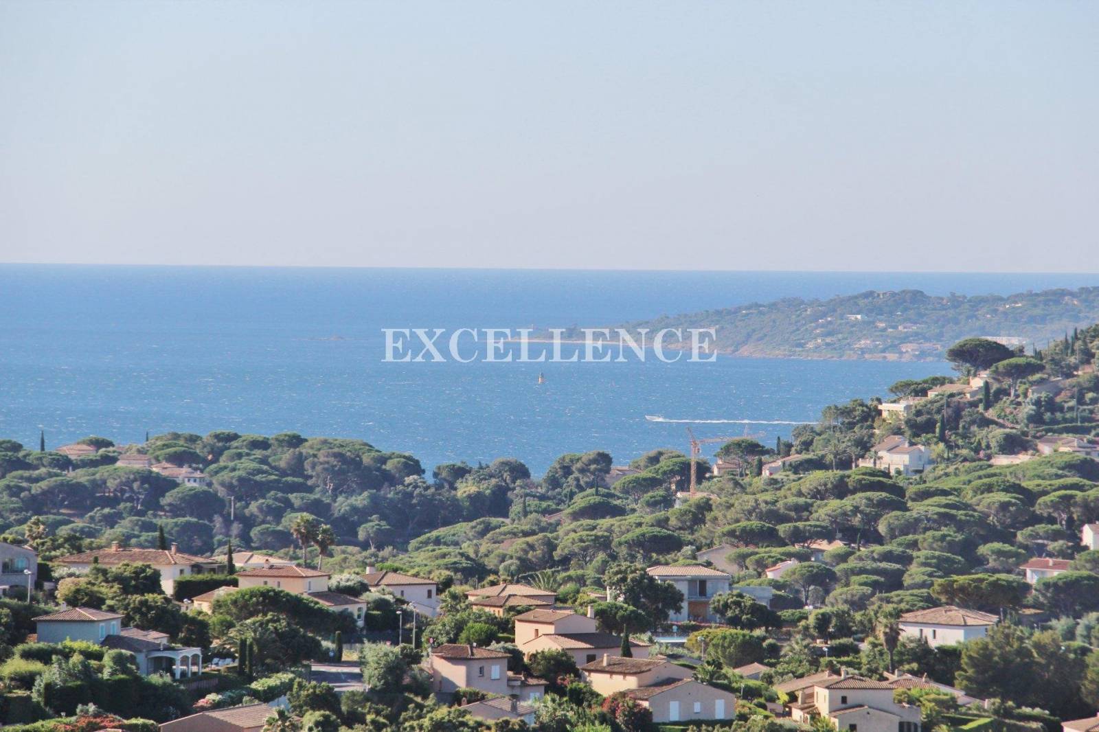 Propriété de luxe à vendre avec 4 chambres à Sainte Maxime au domaine du golf, vue panoramique mer et collines – Image 4