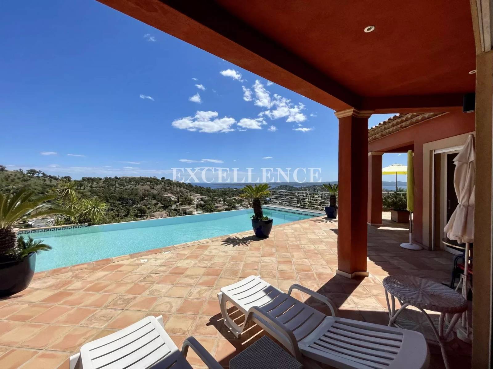 Villa 6 pièces avec vue mer panoramique à vendre dans domaine fermé de Sainte Maxime – Image 2