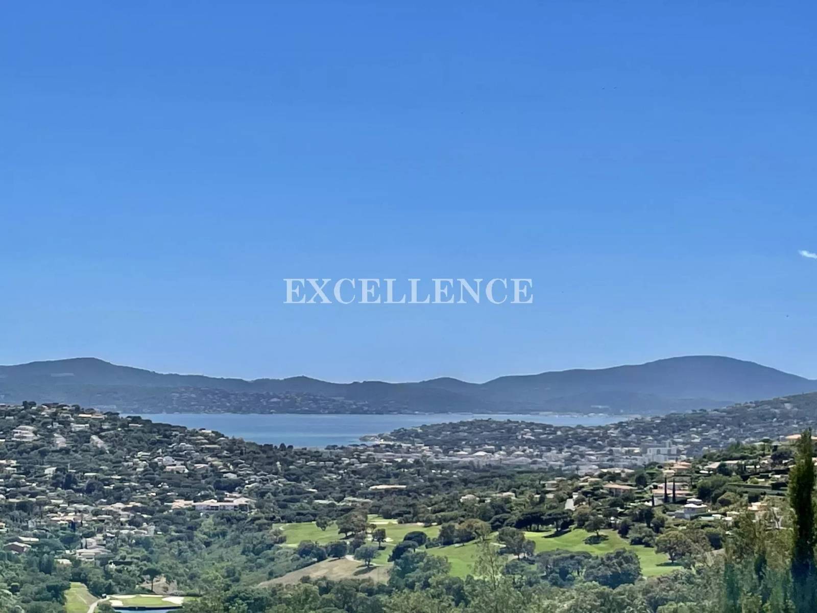 Villa 6 pièces avec vue mer panoramique à vendre dans domaine fermé de Sainte Maxime – Image 3