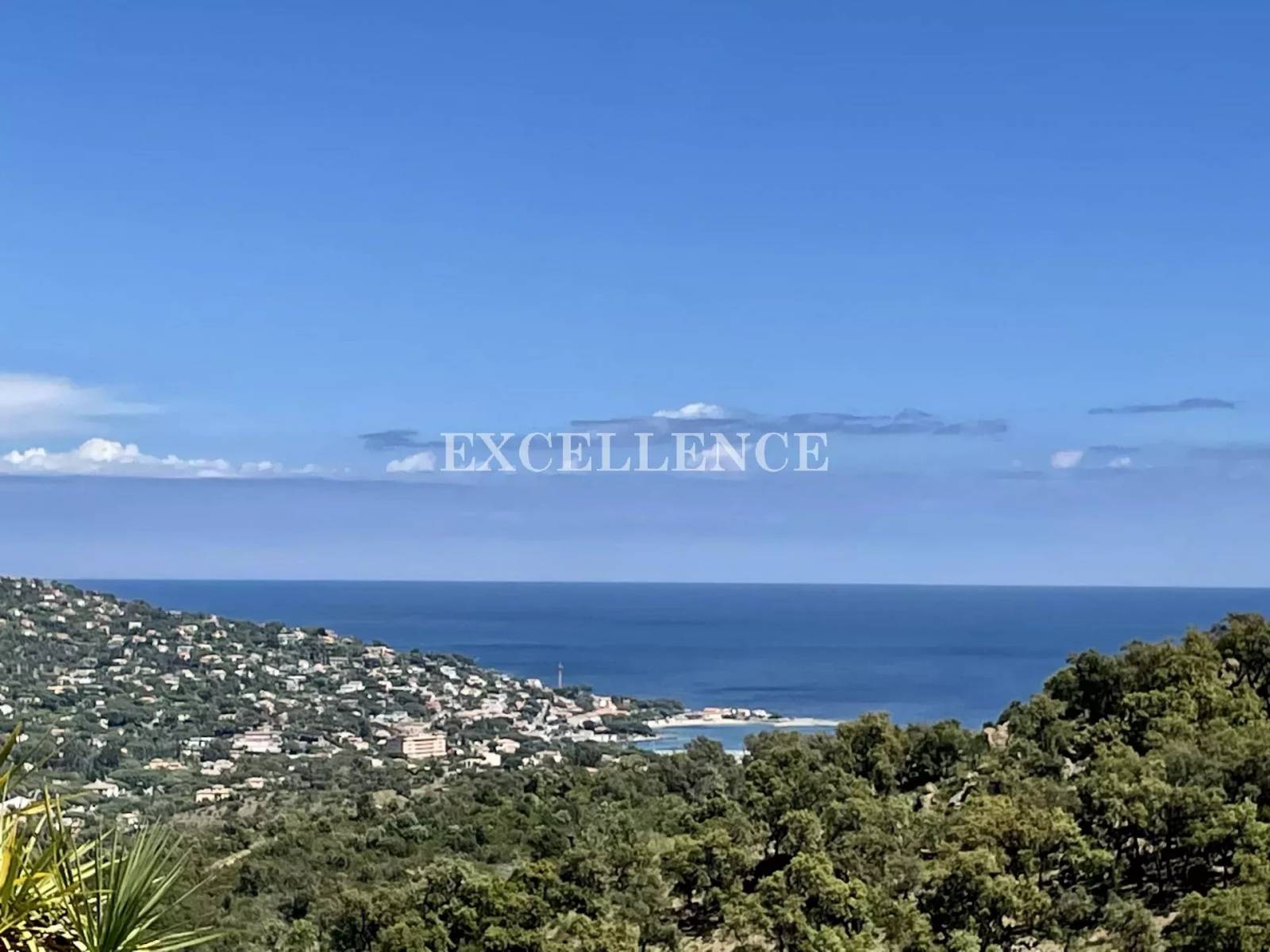 Villa 6 pièces avec vue mer panoramique à vendre dans domaine fermé de Sainte Maxime – Image 4