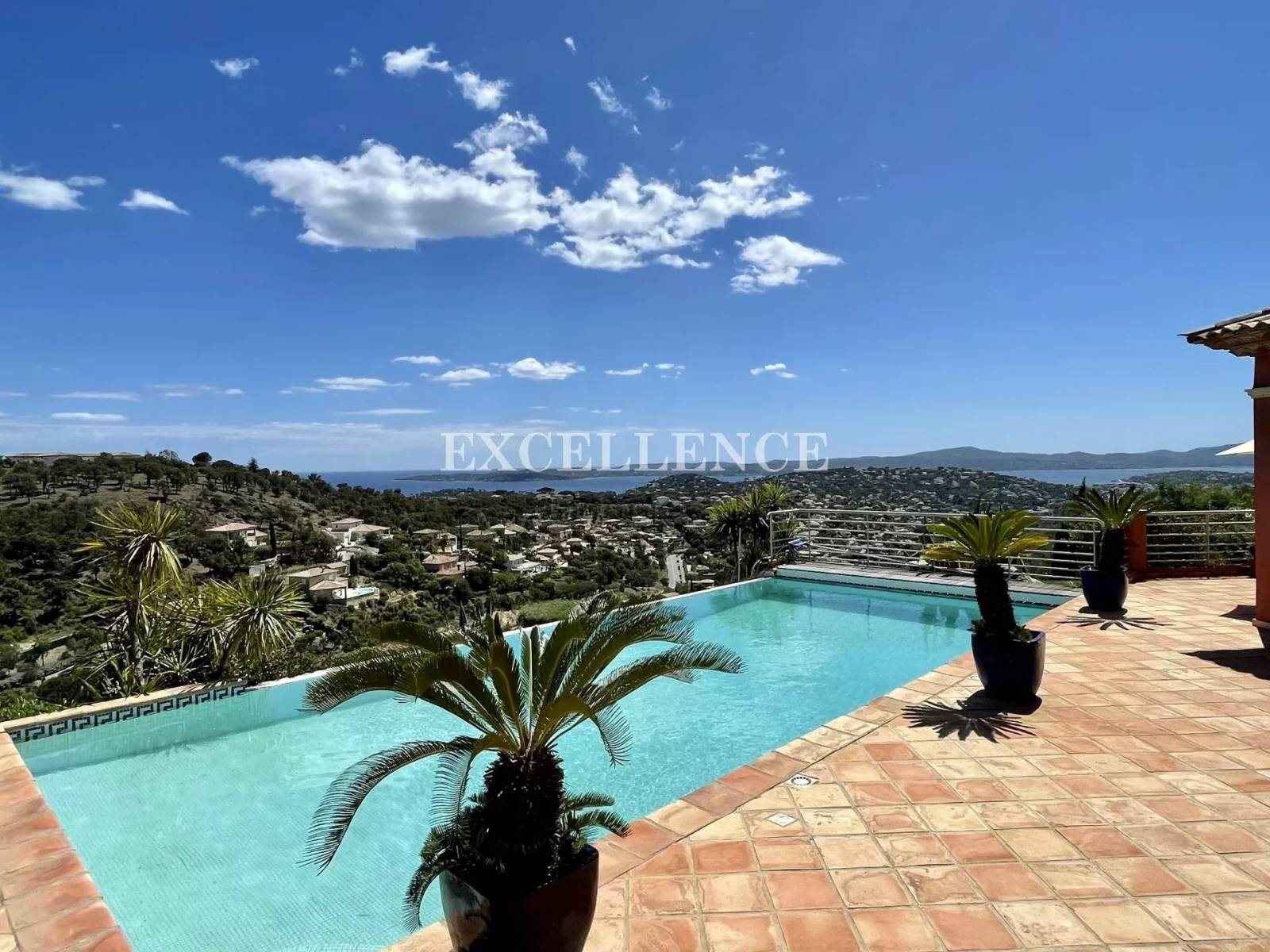 Villa 6 pièces avec vue mer panoramique à vendre dans domaine fermé de Sainte Maxime – Image 5