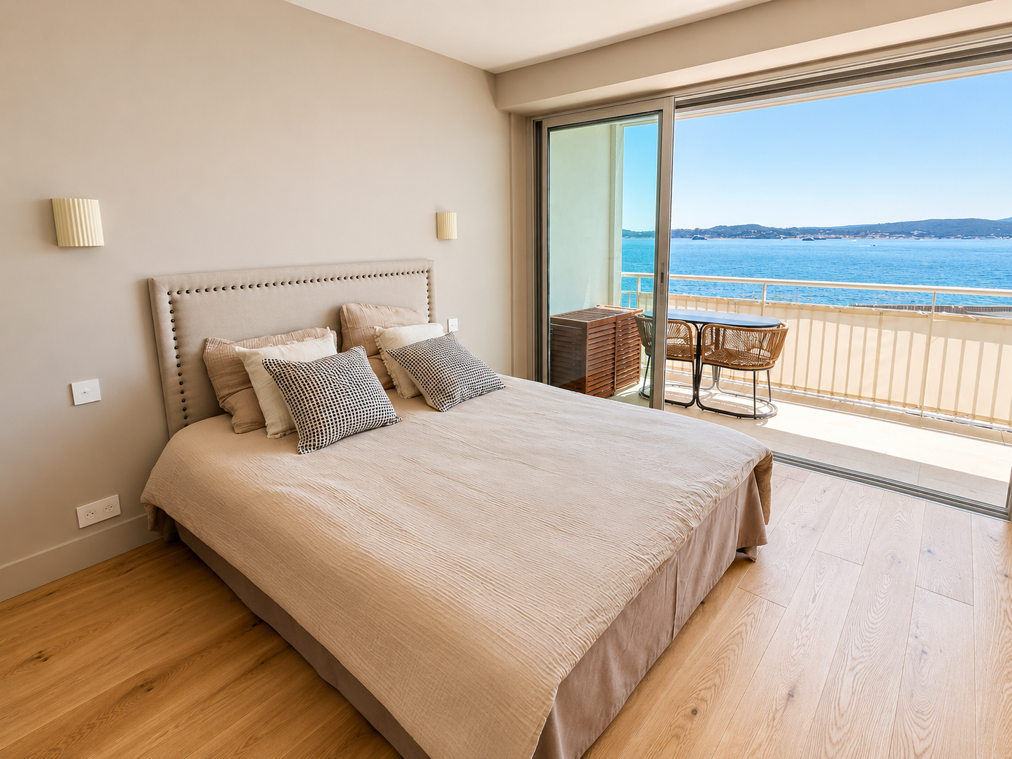 3 pièces avec terrasse et garage à Sainte Maxime face au Port avec vue mer panoramique – Image 8