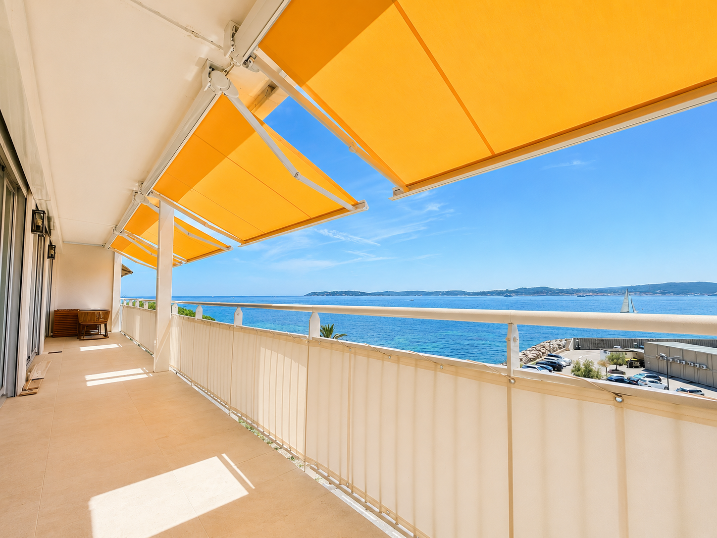 3 pièces avec terrasse et garage à Sainte Maxime face au Port avec vue mer panoramique – Image 2